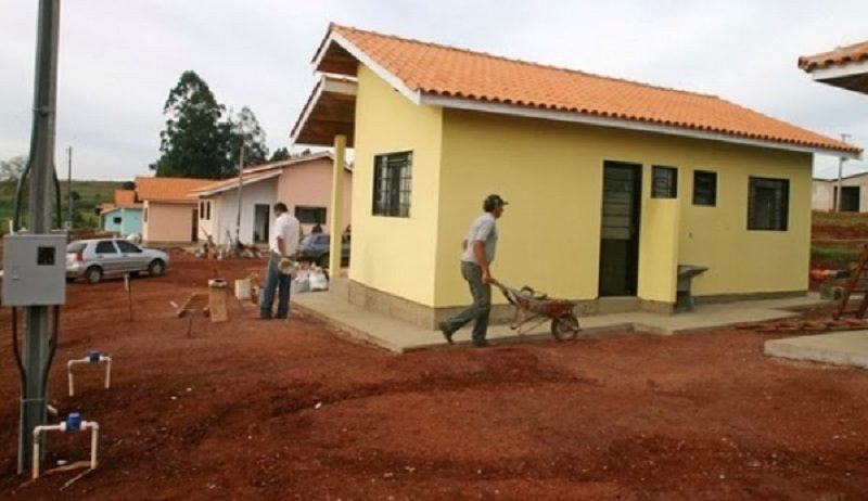 Igreja usa dízimo para construir casas para os sem-teto